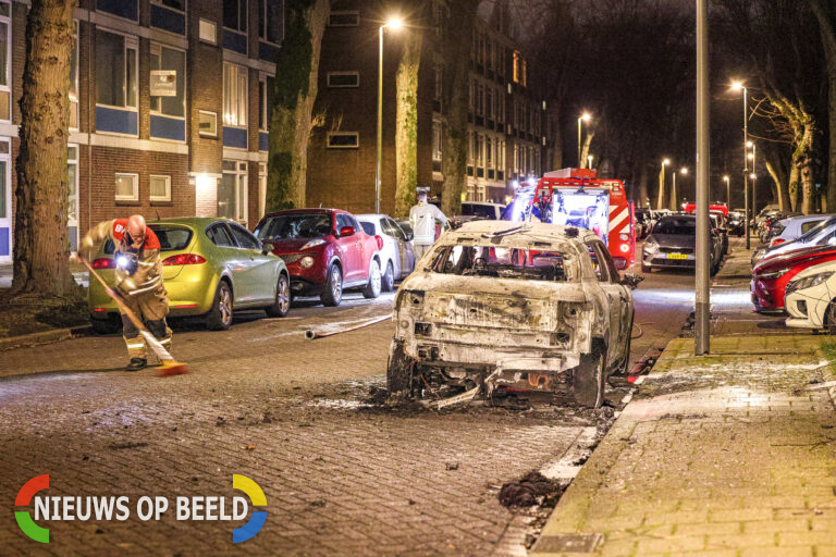 Auto zwaar beschadigd na brand Schoonegge Rotterdam