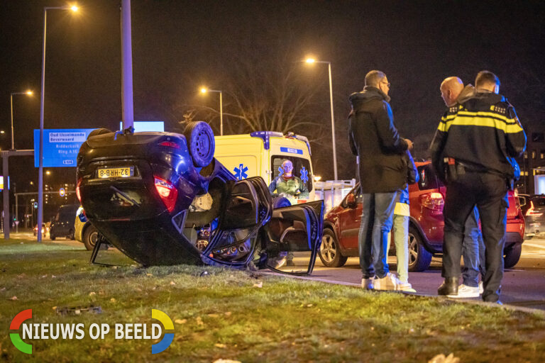 Auto belandt op zijn dak na aanrijding Spinozaweg Rotterdam