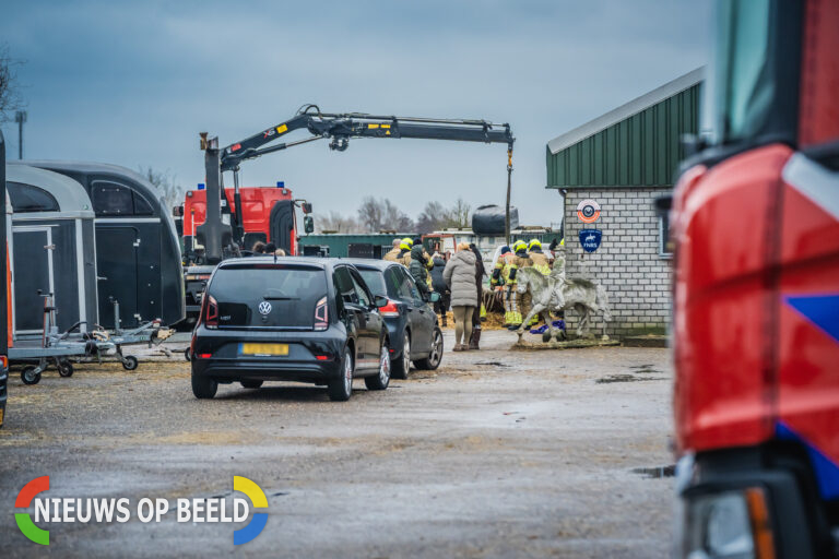 Brandweer rukt met spoed uit voor paard in de problemen bij manege Hoofdweg-Zuid Nieuwerkerk aan den IJssel