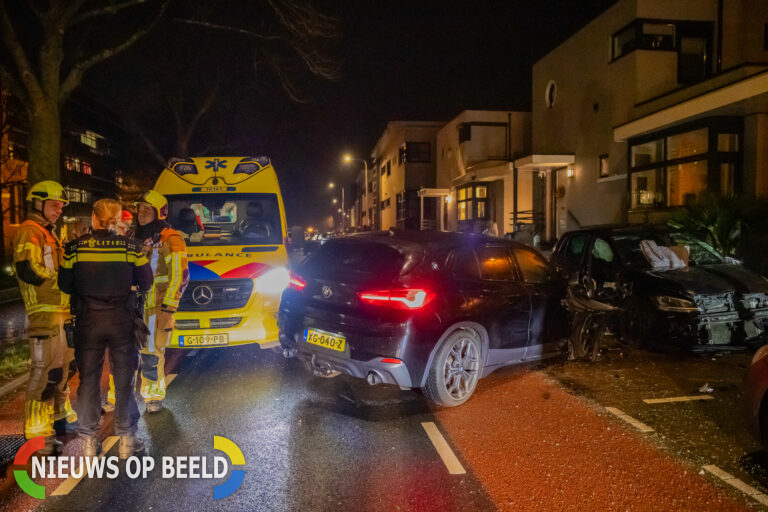 Ravage nadat automobilist geparkeerde auto’s ramt Noordkade Waddinxveen