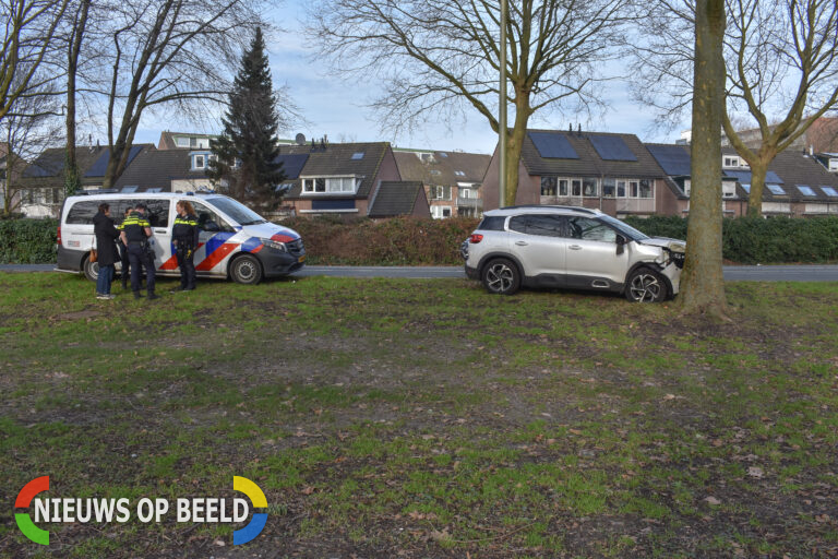 Automobilist vliegt uit de bocht en botst tegen boom Hekelingseweg Spijkenisse