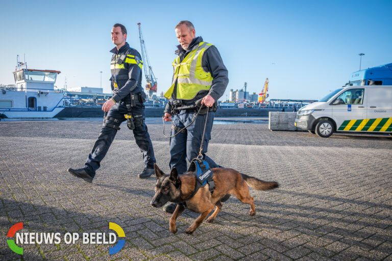 Politie, douane en de gemeente houden grote integrale controle Radiostraat Rotterdam