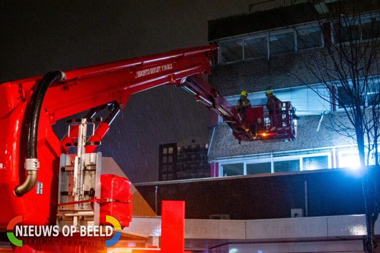 Brandweer ingezet voor loshangende zonwering Winkelcentrum Crimpenhof Krimpen aan den IJssel