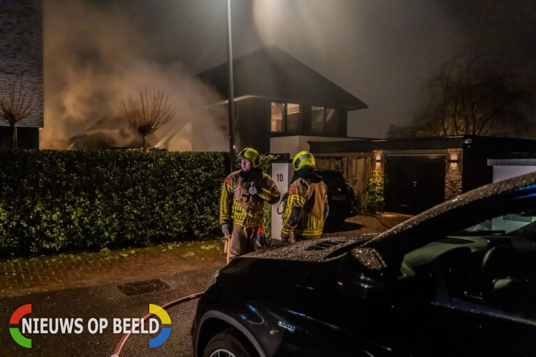 BMW naast woning mogelijk in brand gestoken Aagje van Vlietstraat Rotterdamgestoken