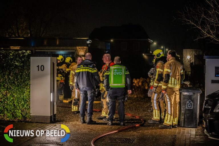 Politie zoekt getuigen van in brand steken auto bij woning Aagje van Vlietstraat Rotterdam-Nesselande