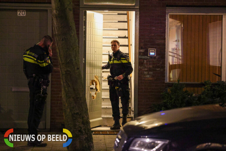 Explosie maakt gat in voordeur Dillenburgstraat Rotterdam