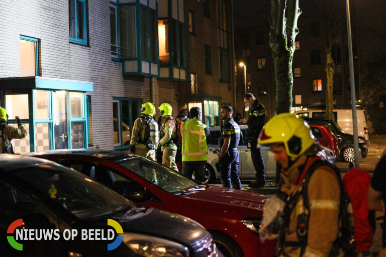 Scooter vliegt in de brand en zorgt voor flinke rookontwikkeling Dries van der Vlerkstraat Rotterdam