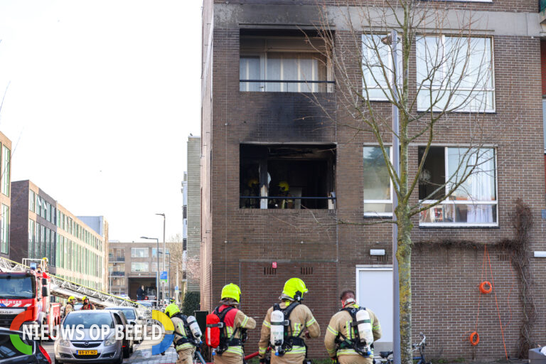 Moeder en baby gered bij uitslaande woningbrand Frederikplein Rotterdam