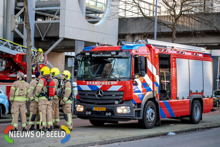 Automobilisten rijden over de stoep tussen voetgangers door tijdens brand Winkelcentrum Zuidplein Rotterdam