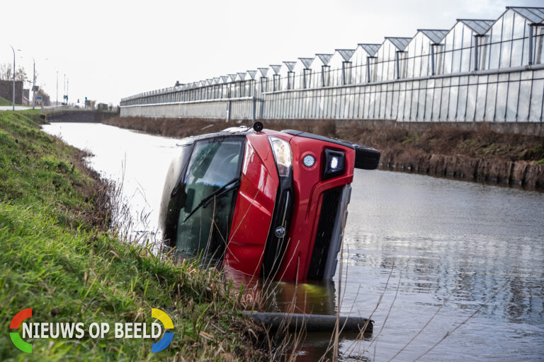 Brommobiel vliegt uit bocht en belandt in sloot