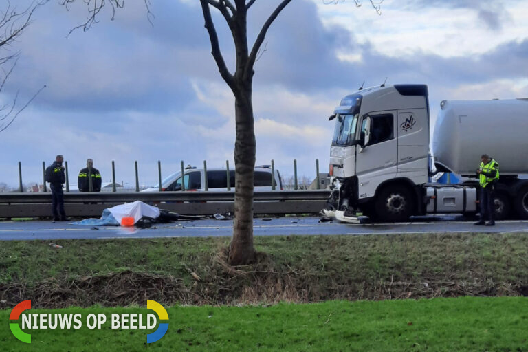 Dode na ongeluk tussen motor en vrachtwagen N209 Overbuurtseweg Bleiswijk