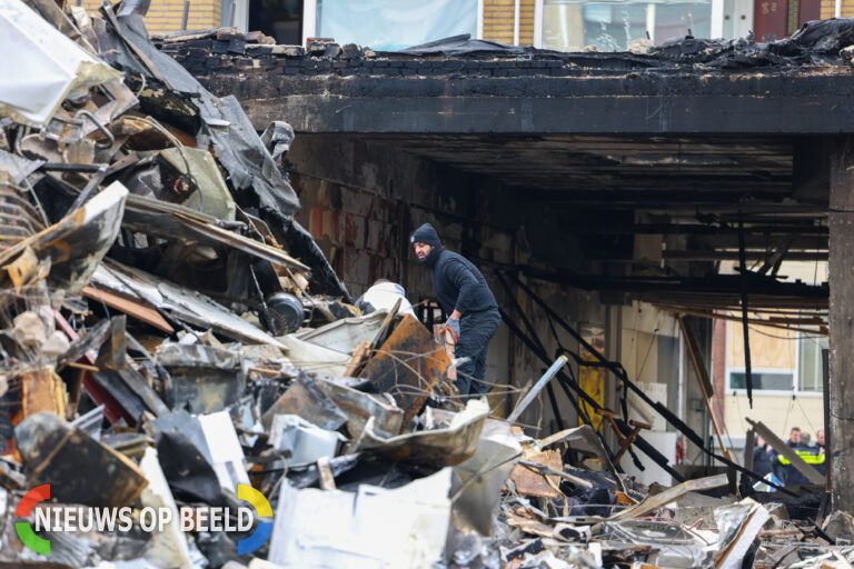 Emoties lopen op bij plek van explosie aan Schammenkamp in Rotterdam: lichaam weggehaald door familie