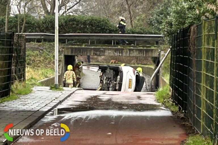 Auto belandt op zijn kant in fietstunnel Burgemeester van Dijklaan Capelle aan den IJssel