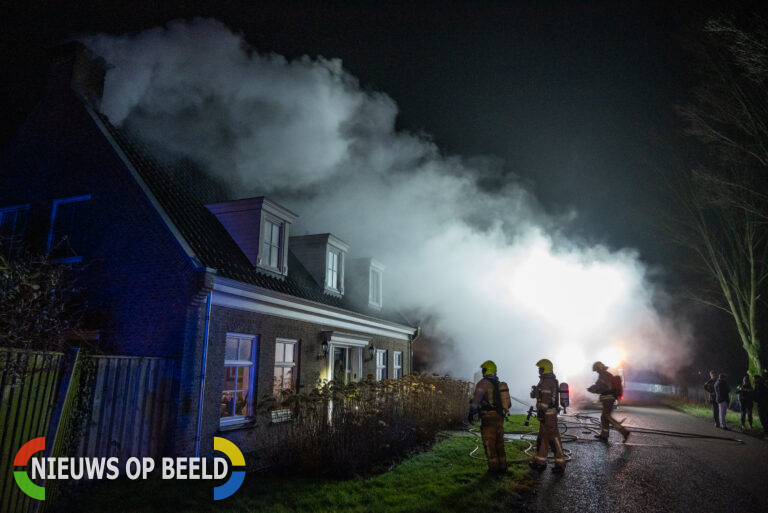 Brandweer blust uitslaande brand in woning Oude Waaldijk Abbenbroek