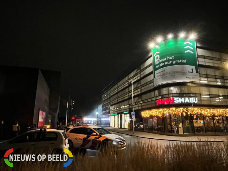 Restaurants en parkeergarage ontruimd na grote brand met veel rookontwikkeling Piet Smitkade Rotterdam