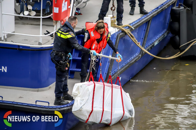 Politie haalt stoffelijk overschot uit water Schiemond Rotterdam