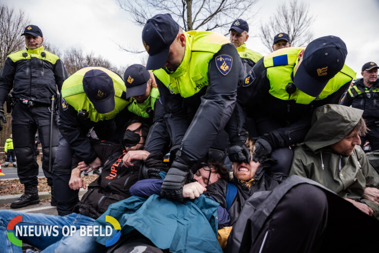 Duizend aanhoudingen na urenlange blokkade A12 in Den Haag