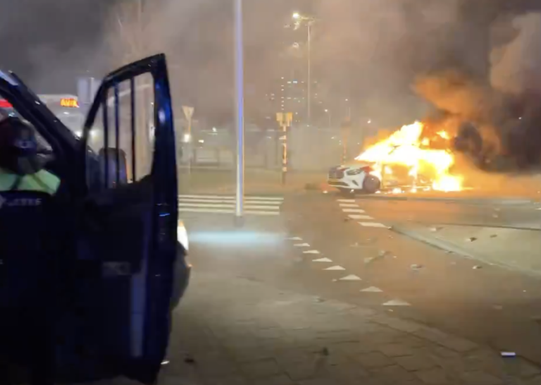 Rellen na confrontatie tussen Eritreeërs, politiewagens in brand gestoken ME zet traangas in Den Haag