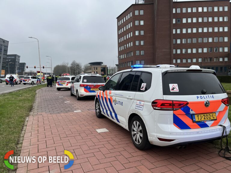 Man steelt bus van pakketbezorger en eindigt na achtervolging in sloot in Capelle aan den IJssel