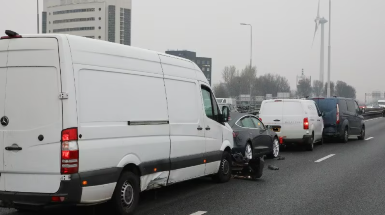 Getuigen gezocht na verkeersongeval A16 Rotterdam Brienenoordbrug