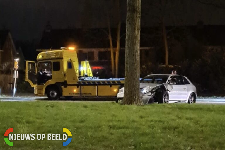 Auto botst frontaal op boom President Rooseveltweg Rotterdam