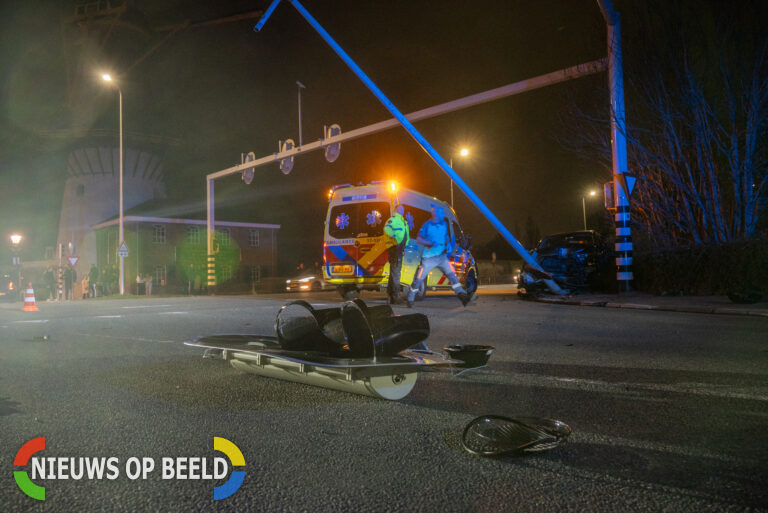 Bestuurder auto raakt onwel en ramt lichtmast Schenkelweg Spijkenisse