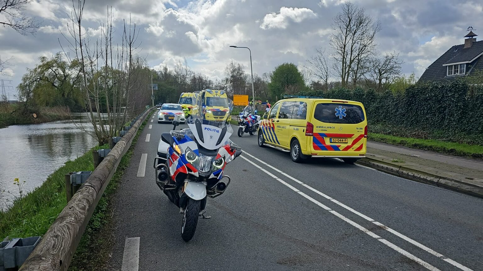 Jong kind in sloot gevonden en gereanimeerd N477 Krimpen aan de Lek