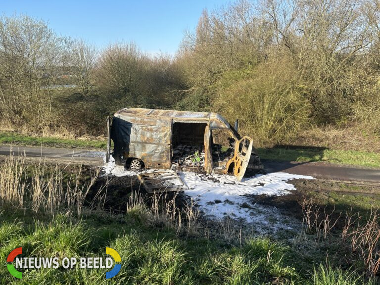 Bestelbus met vermoedelijk drugsafval in brand gestoken op afgelegen pad Zevenbergsedijkje Rotterdam