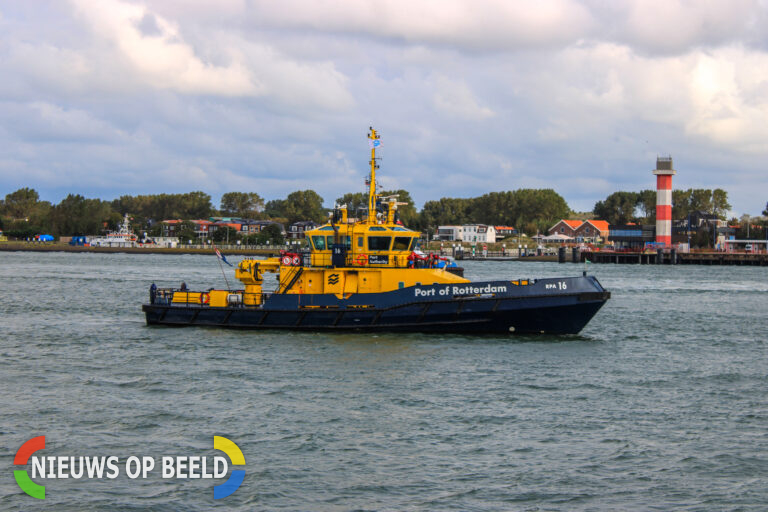 Binnenvaartschip met containers vaart tegen Willemsbrug en verliest containers