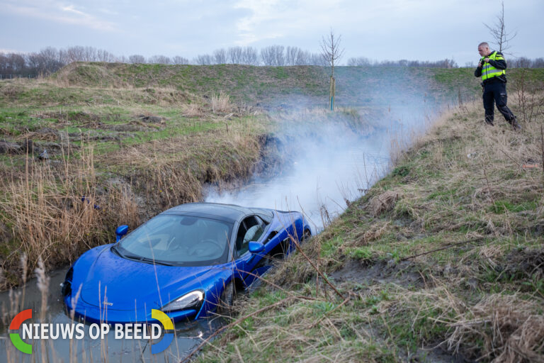 Ritje met peperdure bolide valt letterlijk in het water