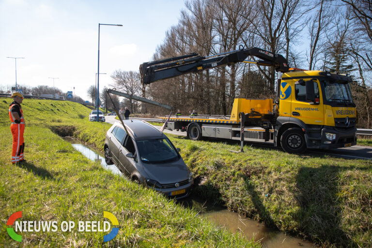 Auto belandt in sloot langs Oostweg in Zoetermeer