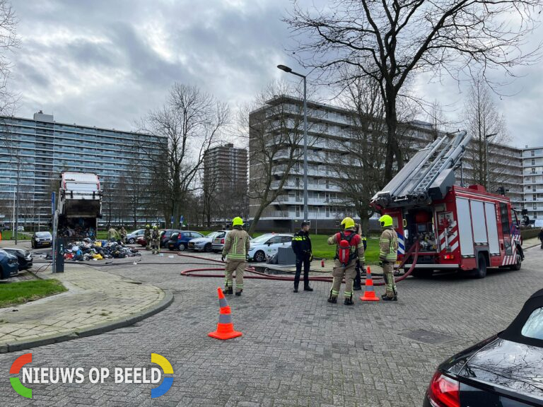 Lading van vuilniswagen vliegt in de brand Anatole Franceplaats Rotterdam