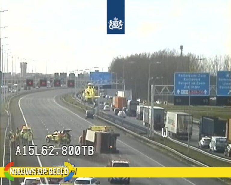 Rijksweg A15 bij Barendrecht deels afgesloten na ongeval