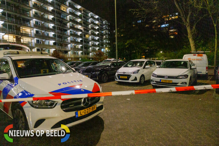 Auto beschadigd door vermoedelijke explosie Cordell Hullplaats Rotterdam