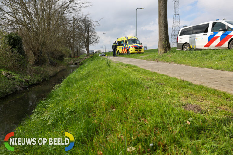 Wandelaar valt in sloot in Ridderkerk