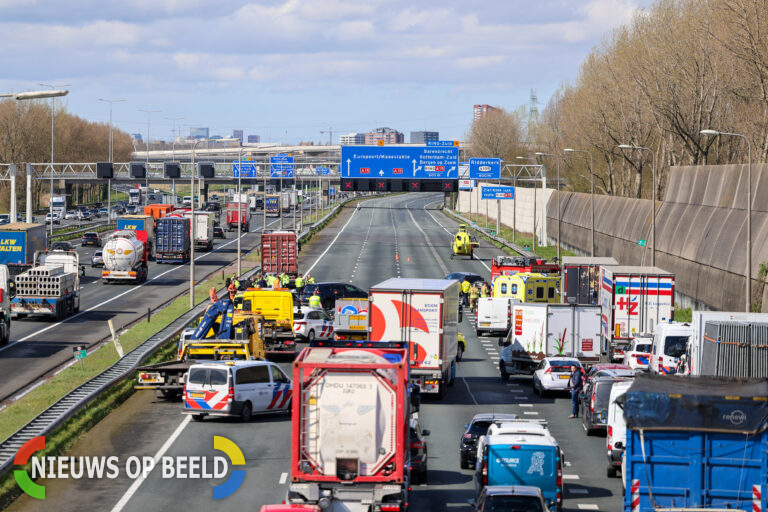 Zwaargewonde na ongeluk A15 Ridderkerk, weg nog tot 16.00 dicht