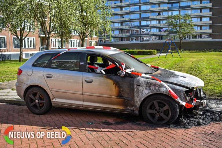 Auto compleet verwoest door brand Potgieterstraat Spijkenisse