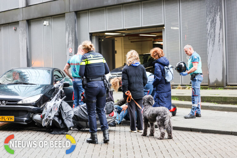 Scooterrijder wordt geschept door automobiliste Zwartehondstraat Rotterdam