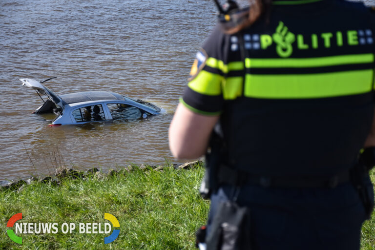 Persoon overleden na auto te water Groenedijk Capelle aan den Ijssel