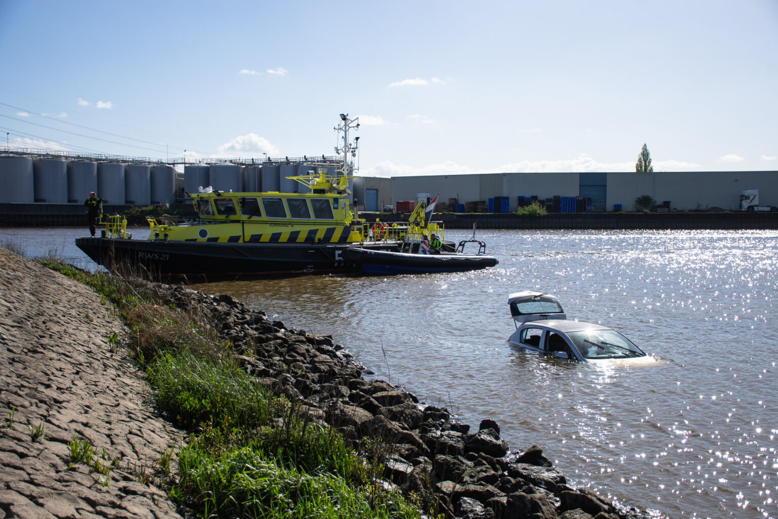 Persoon overleden na auto te water Groenedijk Capelle aan den Ijssel