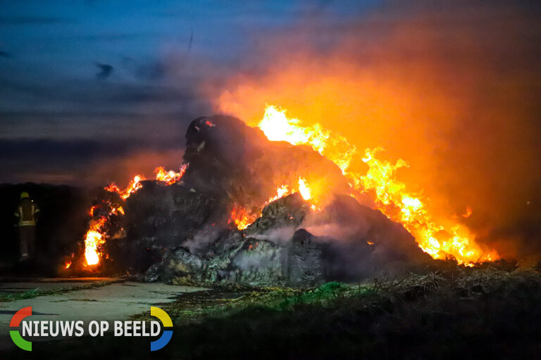 Forse rookontwikkeling bij brand in hooibalen Burgemeester Van Walsumstraat Mijnsheerenland