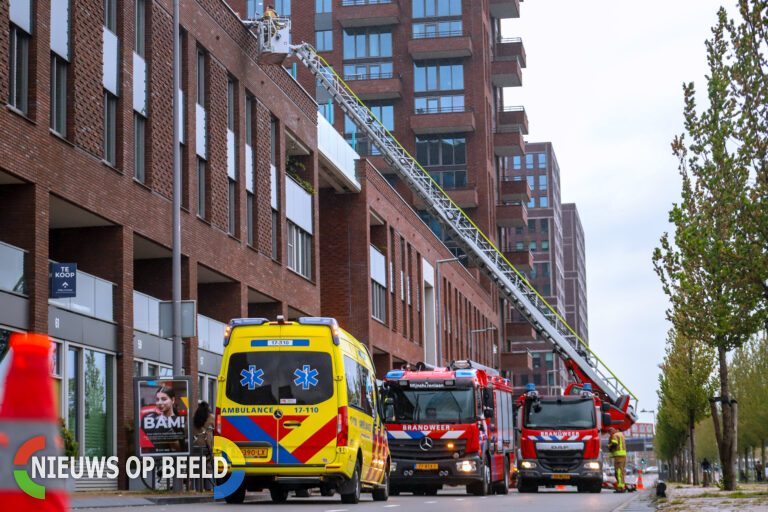 Kind bekneld tussen dakluik van dakterras Maashaven Noordzijde Rotterdam