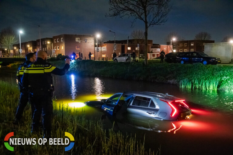 Auto met diplomatieke kentekenplaten belandt in sloot in Den Haag