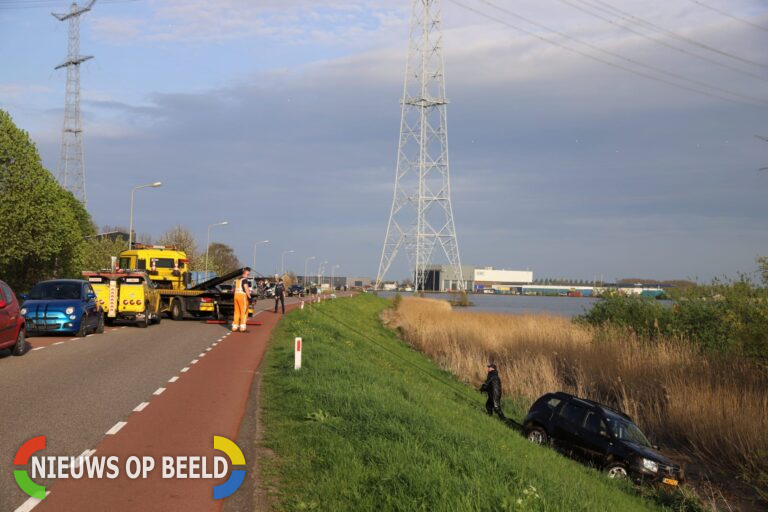 Auto rijdt na botsing met andere auto van dijk af de lek in Schuwacht Lekkerkerk