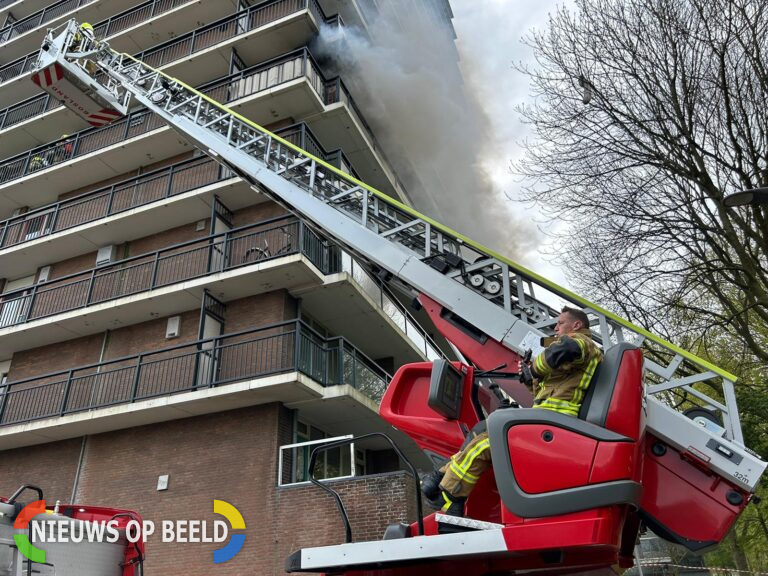 Uitslaande flatbrand aan Arrheniusweg in Rotterdam