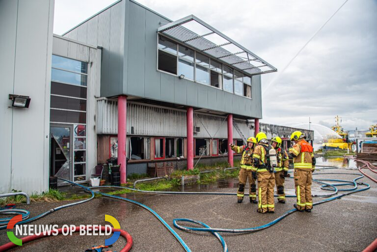 Grote brand in leegstaand kantoorpand Oosthavenkade Vlaardingen