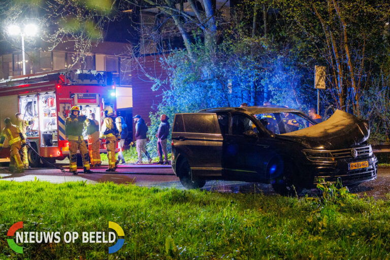 Auto vliegt al rijdend in brand Arthurweg Rotterdam