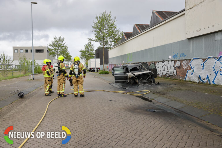 Geparkeerde auto vliegt in brand Nieuwpoortweg Schiedam