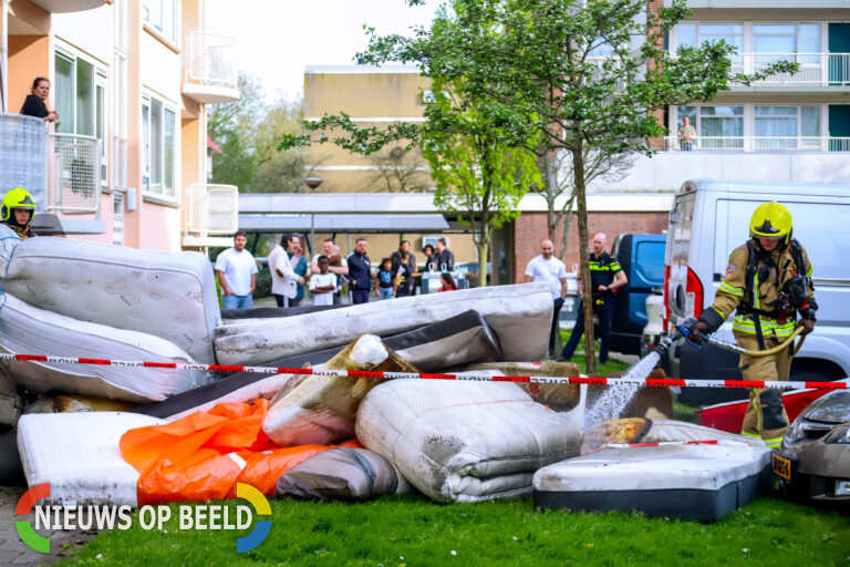 Kelderbox vol met matrassen vliegt in brand Mackaystraat Schiedam