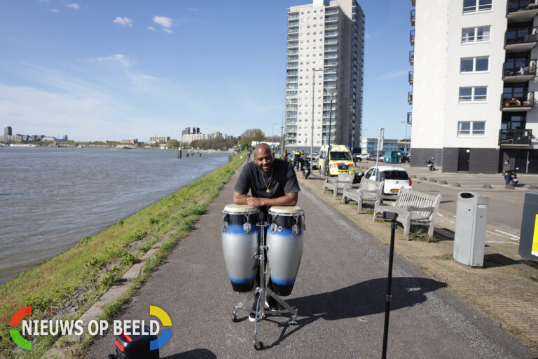 Muziekleraar Faynel springt van de kade als oudere man in de Maas valt in Rotterdam